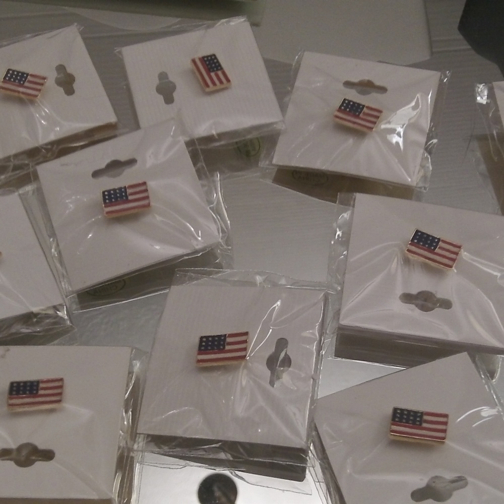 NWT BOUTIQUE QUALITY 12 PATRIOTIC FLAG PINS JEWELR